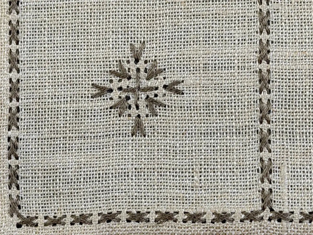 Duk gjord av linneväv med 12tr/cm i tuskaft och broderi utfört med lingarn i myrgång sytt över tre trådar samt moulinègarn i korsstygn och någon typ av tofssöm. Duken har 9mm bred dubbelvikt fåll runt om och sneda hörn fastsydda med kaststygn. 