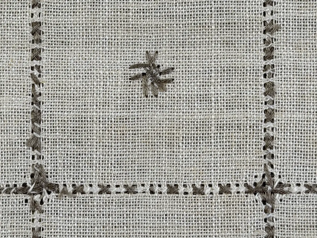 Duk gjord av linneväv med 12tr/cm i tuskaft och broderi utfört med lingarn i myrgång sytt över tre trådar samt moulinègarn i korsstygn och någon typ av tofssöm. Duken har 9mm bred dubbelvikt fåll runt om och sneda hörn fastsydda med kaststygn. 