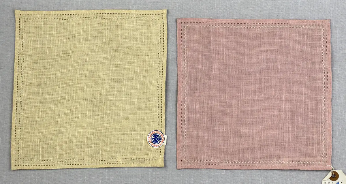 Duk gjord av linneväv med 12tr/cm i tuskaft och broderi utfört med knyppeltråd i edasöm sydd över tre trådar. Duken har 6mm bred dubbelvikt fåll runt om fastsydd med en enkel hålsöm samt raka hörn, vilka är sömmade med kaststygn.
