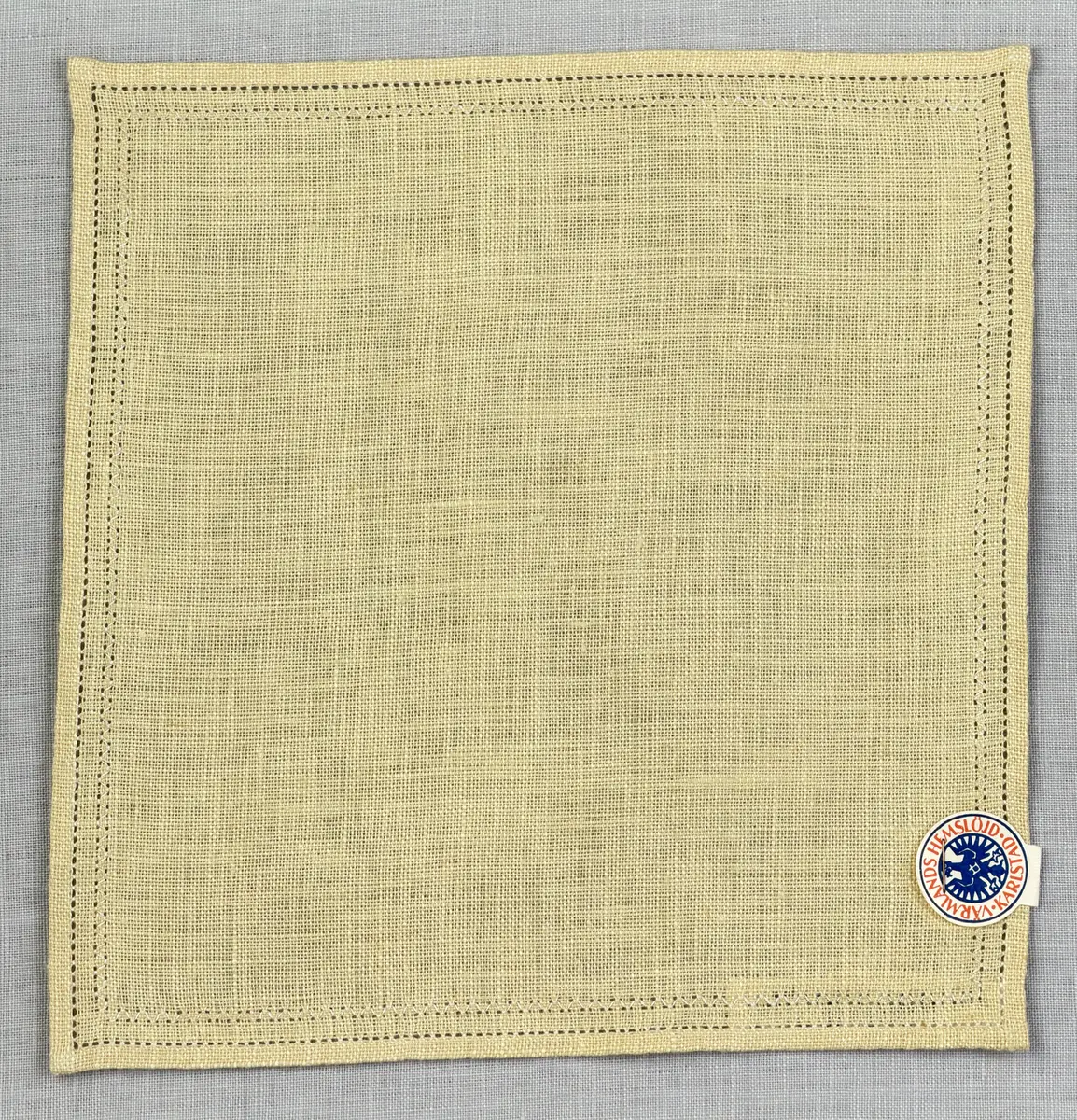Duk gjord av linneväv med 12tr/cm i tuskaft och broderi utfört med knyppeltråd i edasöm sydd över tre trådar. Duken har 6mm bred dubbelvikt fåll runt om fastsydd med en enkel hålsöm samt raka hörn, vilka är sömmade med kaststygn.
