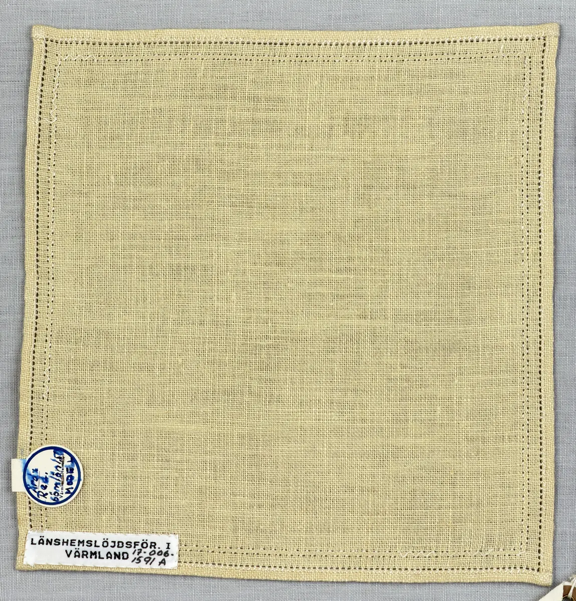 Duk gjord av linneväv med 12tr/cm i tuskaft och broderi utfört med knyppeltråd i edasöm sydd över tre trådar. Duken har 6mm bred dubbelvikt fåll runt om fastsydd med en enkel hålsöm samt raka hörn, vilka är sömmade med kaststygn.
