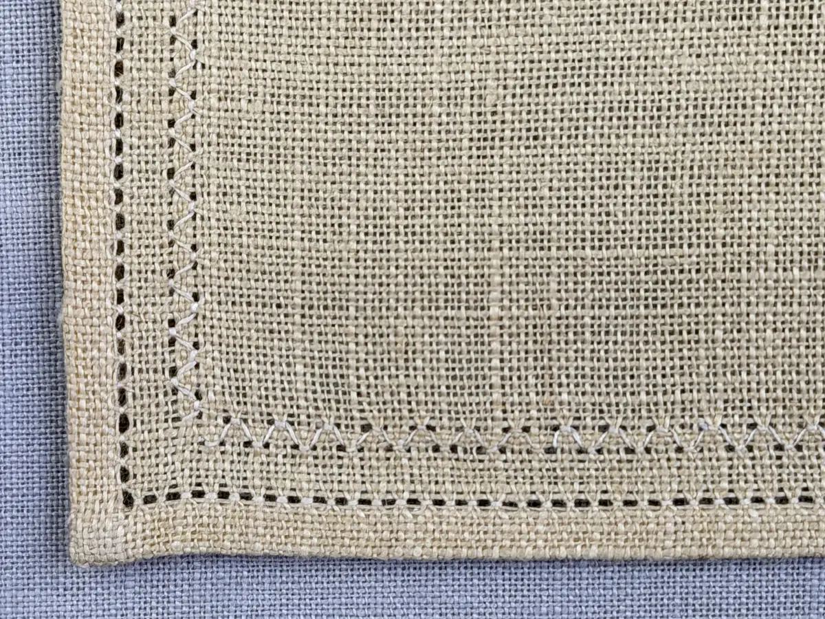 Duk gjord av linneväv med 12tr/cm i tuskaft och broderi utfört med knyppeltråd i edasöm sydd över tre trådar. Duken har 6mm bred dubbelvikt fåll runt om fastsydd med en enkel hålsöm samt raka hörn, vilka är sömmade med kaststygn.
