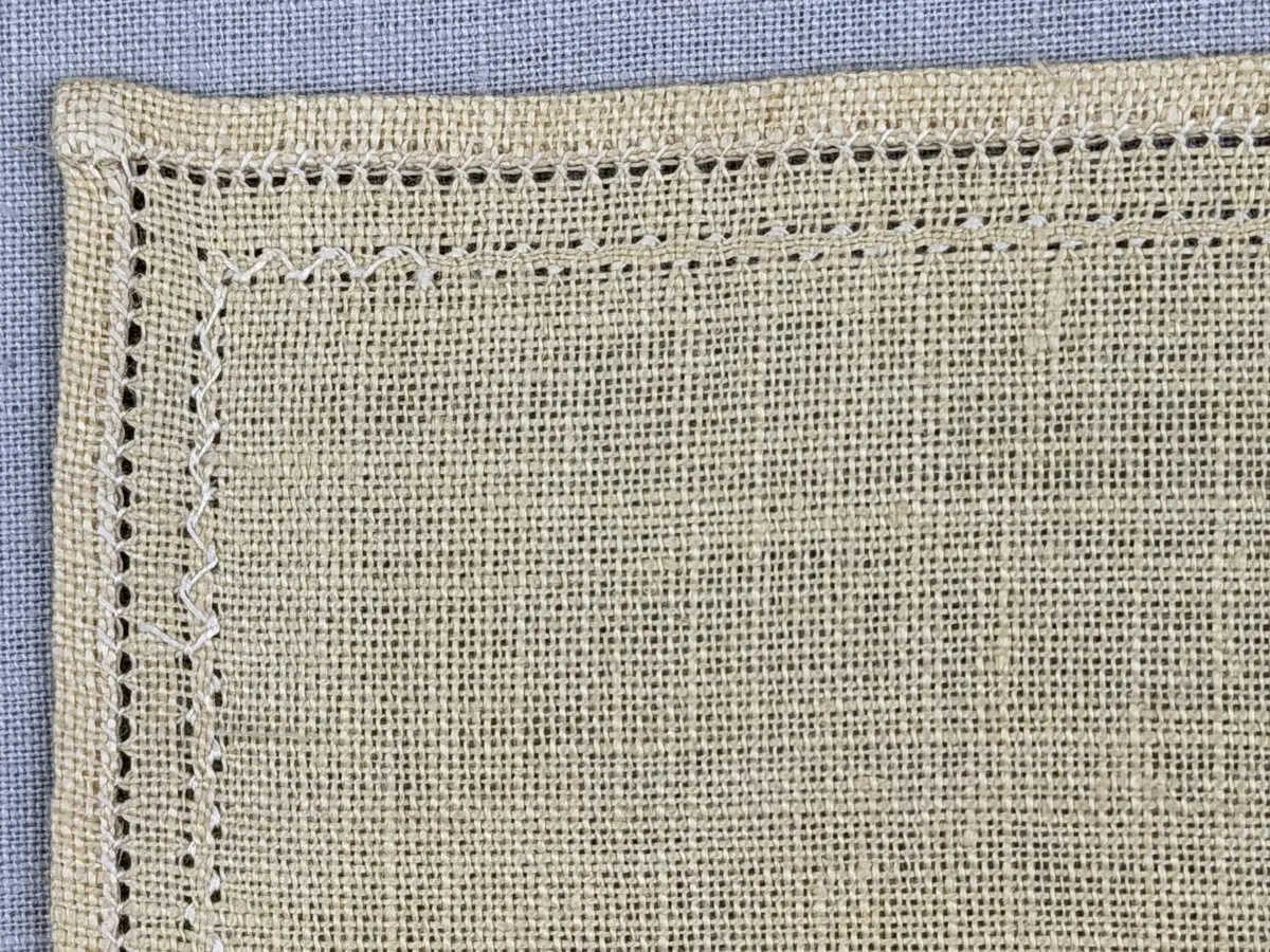 Duk gjord av linneväv med 12tr/cm i tuskaft och broderi utfört med knyppeltråd i edasöm sydd över tre trådar. Duken har 6mm bred dubbelvikt fåll runt om fastsydd med en enkel hålsöm samt raka hörn, vilka är sömmade med kaststygn.

