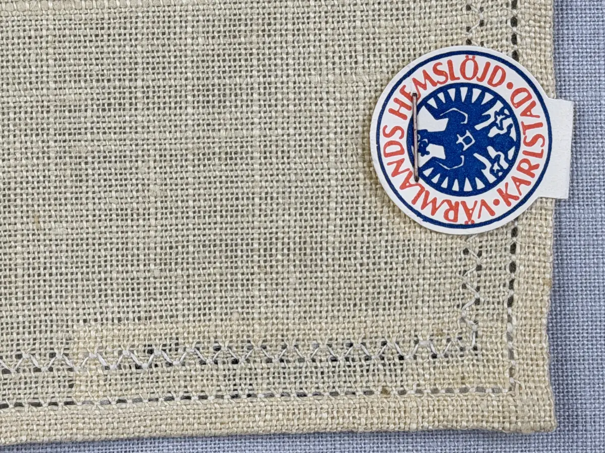 Duk gjord av linneväv med 12tr/cm i tuskaft och broderi utfört med knyppeltråd i edasöm sydd över tre trådar. Duken har 6mm bred dubbelvikt fåll runt om fastsydd med en enkel hålsöm samt raka hörn, vilka är sömmade med kaststygn.
