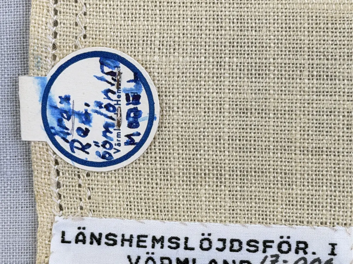 Duk gjord av linneväv med 12tr/cm i tuskaft och broderi utfört med knyppeltråd i edasöm sydd över tre trådar. Duken har 6mm bred dubbelvikt fåll runt om fastsydd med en enkel hålsöm samt raka hörn, vilka är sömmade med kaststygn.
