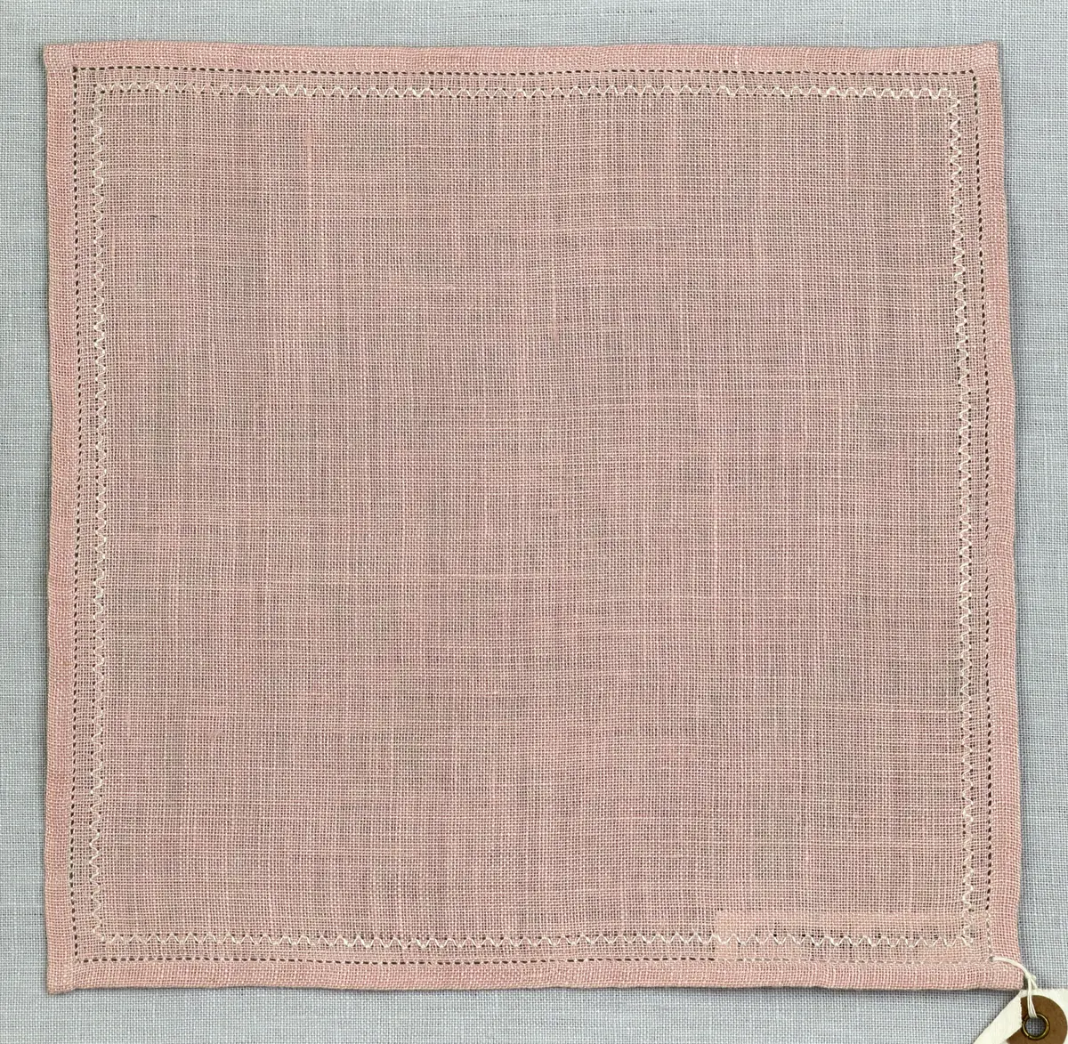 Duk gjord av linneväv med 12tr/cm i tuskaft och broderi utfört med knyppeltråd i edasöm sydd över tre trådar. Duken har 6mm bred dubbelvikt fåll runt om fastsydd med en enkel hålsöm samt raka hörn, vilka är sömmade med kaststygn.
