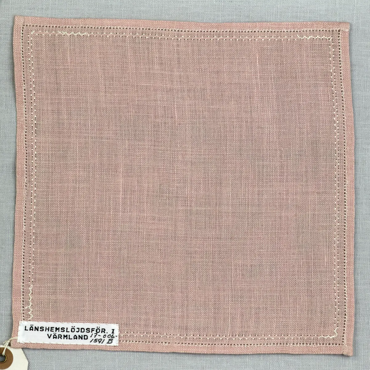 Duk gjord av linneväv med 12tr/cm i tuskaft och broderi utfört med knyppeltråd i edasöm sydd över tre trådar. Duken har 6mm bred dubbelvikt fåll runt om fastsydd med en enkel hålsöm samt raka hörn, vilka är sömmade med kaststygn.
