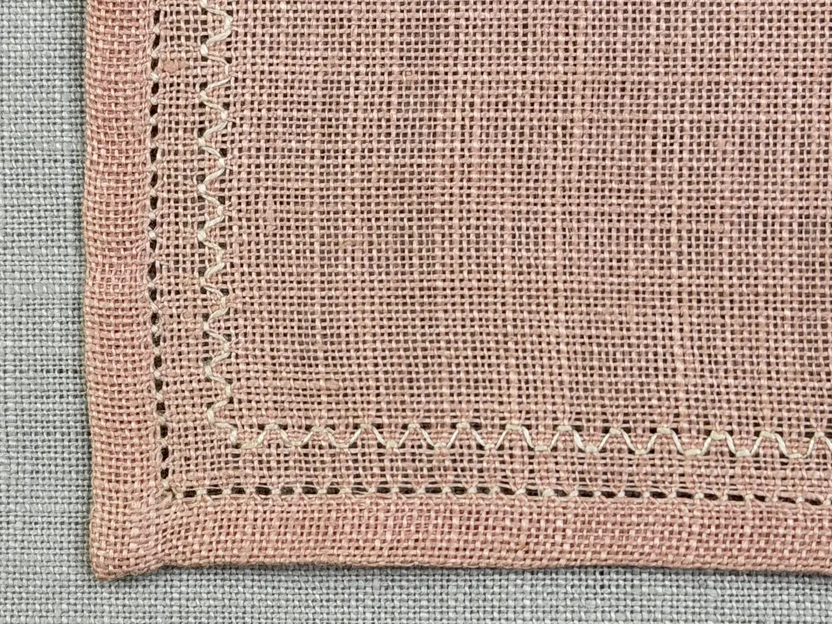 Duk gjord av linneväv med 12tr/cm i tuskaft och broderi utfört med knyppeltråd i edasöm sydd över tre trådar. Duken har 6mm bred dubbelvikt fåll runt om fastsydd med en enkel hålsöm samt raka hörn, vilka är sömmade med kaststygn.
