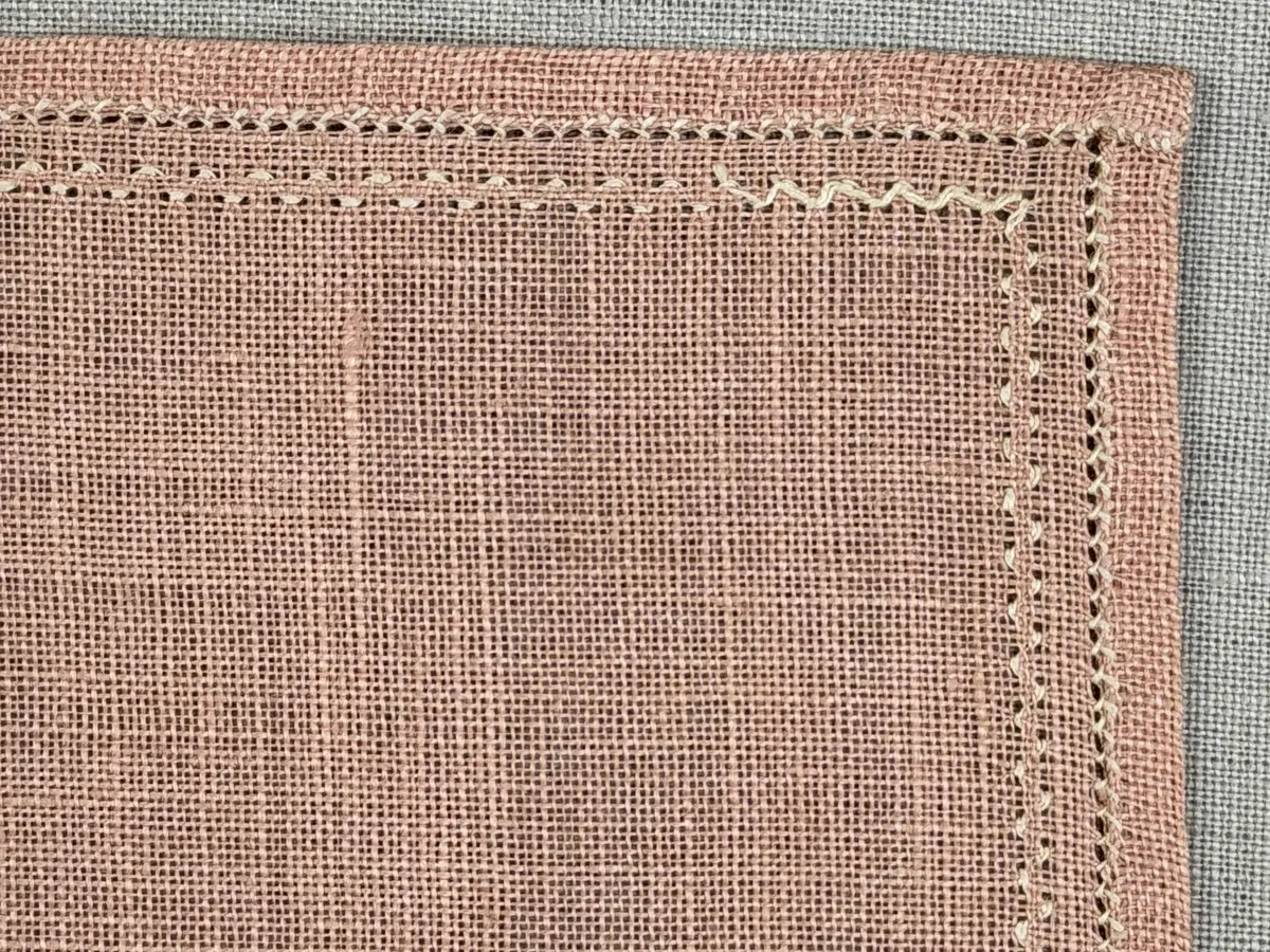 Duk gjord av linneväv med 12tr/cm i tuskaft och broderi utfört med knyppeltråd i edasöm sydd över tre trådar. Duken har 6mm bred dubbelvikt fåll runt om fastsydd med en enkel hålsöm samt raka hörn, vilka är sömmade med kaststygn.
