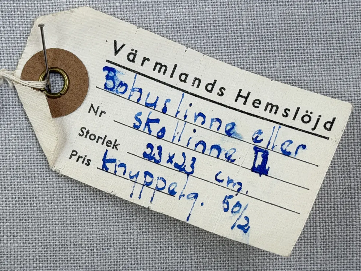 Duk gjord av linneväv med 12tr/cm i tuskaft och broderi utfört med knyppeltråd i edasöm sydd över tre trådar. Duken har 6mm bred dubbelvikt fåll runt om fastsydd med en enkel hålsöm samt raka hörn, vilka är sömmade med kaststygn.
