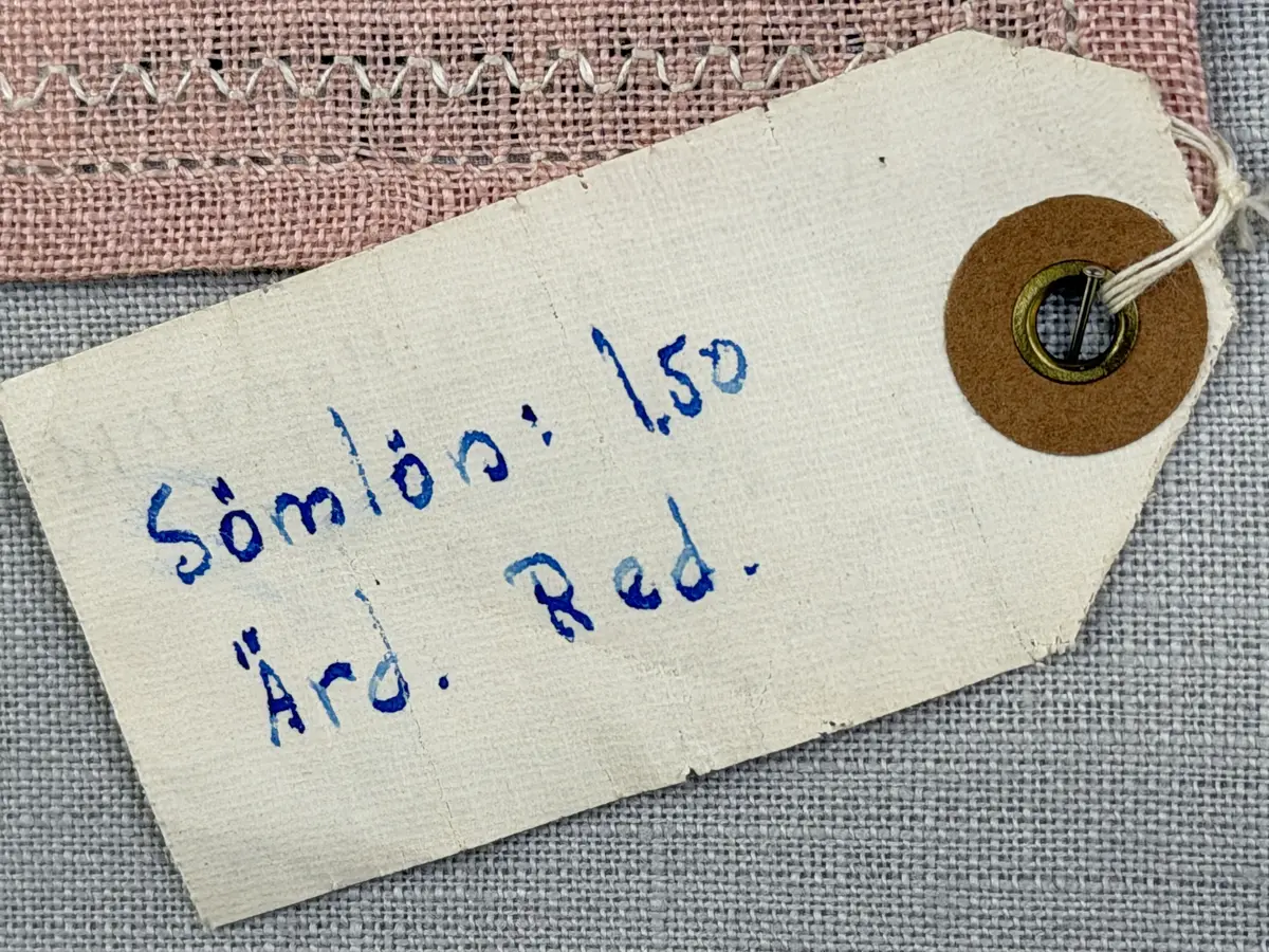 Duk gjord av linneväv med 12tr/cm i tuskaft och broderi utfört med knyppeltråd i edasöm sydd över tre trådar. Duken har 6mm bred dubbelvikt fåll runt om fastsydd med en enkel hålsöm samt raka hörn, vilka är sömmade med kaststygn.
