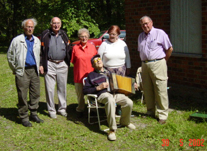 Hembygdsföreningens spelmän
Startade i mitten av 1970-talet. Repertoaren är allsidig och har en ton av spelmansmusik, gammaldans, spelmansmusik, visor och schlager. Vår signaturmelodi är ”På Kvarnbacken” en låt som Roland Cedermark har skrivit. Hembygdsföreningens spelmän är föreningens "husband" och spelar ofta i samband med våra sammankomster. En och annan resa till arrangörer utanför Nykvarn kan det också bli. 

Historia
Ambitionen med gruppen varierar beroende på vem som leder gruppen och vilka som är medlemmar. En genomgående idé är att locka folk ur stugorna med sina instrument och spela tillsammans. Man måste inte kunna noter. Det mesta av lärandet går till på gammalt traditionellt vis att man lyssnar och lär. Det viktiga är att man tycker att det roligt att spela.
Gruppen har blivit något av en mötesplats för musiker som trappat ner sitt musikaliska engagemang eller som vill spela ett nytt instrument och prova en ny repertoar och naturligtvis prata gamla musikminnen.

För att nämn några exempel på musiker som varit med:
Bosse Blom. Har verkat som musiklärare i många år. Han har också varit med i flera orkestrar och haft eget storband under 1960-talet, Bo Douglas Orkester. Han hade massor att berätta om tider som gått och om människor som levt. Bosse fann stor behållning av att vara med i gruppen och jag vet att han gillade den för honom delvis nya repertoaren. Han bidrog själv med en låt till gruppen, Klarinett Kalles polska. 
Harald Holm, också han en gammal Nykvarnsbo som spelat i många olika dansorkestrar, jazzgrupper och storband både i och utanför Nykvarn. Han bildade en stabil ryggrad i Hembygdsföreningens spelmän med sin kontrabas.

Tore Kvist Spelade trummor i olika orkestrar, bl a Vikingarna. Först på gamla dar började han spela låtar på fiol hämtade från sitt rika musikaliska arv från uppväxten i Sundsvik.
Hans bror Einar Kvist med sitt enradigt C-dur-spel var också med vid några tillfälle

Gruppen leddes först av Rune Jansson som då spelade dragspel. Han hade tidigare spelat blåsinstrument i musikkåren. Rune hade under en tid också en egen gitarrskola i Nykvarn.

Efter Rune tog Börje Olsson över ledarskapet och med sitt musikaliska kunnande ställde han motsvarande krav på oss musikanter. Under Börjes ledning spelade gruppen bl a vid julmarknaden i Taxinge slott. Börje själv spelade fiol och gruppen liknade då mer en hel orkester med klarinett, dragspel, cittra, gitarr och inte mindre än sex fioler. Tore Kvist, Gösta Lemon, Ava Tiitus och Rebecka Olofsson. Det är klart att det påverkade valet av låtar. Jag minns att vi kände på låtar som Liv-Anders polska, Gammal Dalavals m fl dessutom i flera stämmor säger Åke Andersson som också var med i gruppen då.

Efter Börje var Arne Andersson (Målar-Arne) tillsammans med Stig Andersson gruppens ledargestalter.
