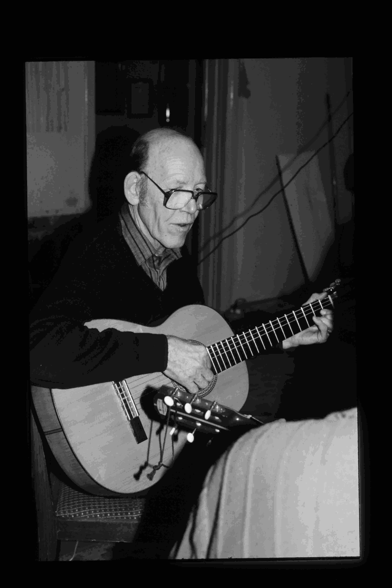 Hembygdsföreningens spelmän
Startade i mitten av 1970-talet. Repertoaren är allsidig och har en ton av spelmansmusik, gammaldans, spelmansmusik, visor och schlager. Vår signaturmelodi är ”På Kvarnbacken” en låt som Roland Cedermark har skrivit. Hembygdsföreningens spelmän är föreningens "husband" och spelar ofta i samband med våra sammankomster. En och annan resa till arrangörer utanför Nykvarn kan det också bli. 

Historia
Ambitionen med gruppen varierar beroende på vem som leder gruppen och vilka som är medlemmar. En genomgående idé är att locka folk ur stugorna med sina instrument och spela tillsammans. Man måste inte kunna noter. Det mesta av lärandet går till på gammalt traditionellt vis att man lyssnar och lär. Det viktiga är att man tycker att det roligt att spela.
Gruppen har blivit något av en mötesplats för musiker som trappat ner sitt musikaliska engagemang eller som vill spela ett nytt instrument och prova en ny repertoar och naturligtvis prata gamla musikminnen.

För att nämn några exempel på musiker som varit med:
Bosse Blom. Har verkat som musiklärare i många år. Han har också varit med i flera orkestrar och haft eget storband under 1960-talet, Bo Douglas Orkester. Han hade massor att berätta om tider som gått och om människor som levt. Bosse fann stor behållning av att vara med i gruppen och jag vet att han gillade den för honom delvis nya repertoaren. Han bidrog själv med en låt till gruppen, Klarinett Kalles polska. 
Harald Holm, också han en gammal Nykvarnsbo som spelat i många olika dansorkestrar, jazzgrupper och storband både i och utanför Nykvarn. Han bildade en stabil ryggrad i Hembygdsföreningens spelmän med sin kontrabas.

Tore Kvist Spelade trummor i olika orkestrar, bl a Vikingarna. Först på gamla dar började han spela låtar på fiol hämtade från sitt rika musikaliska arv från uppväxten i Sundsvik.
Hans bror Einar Kvist med sitt enradigt C-dur-spel var också med vid några tillfälle

Gruppen leddes först av Rune Jansson som då spelade dragspel. Han hade tidigare spelat blåsinstrument i musikkåren. Rune hade under en tid också en egen gitarrskola i Nykvarn.

Efter Rune tog Börje Olsson över ledarskapet och med sitt musikaliska kunnande ställde han motsvarande krav på oss musikanter. Under Börjes ledning spelade gruppen bl a vid julmarknaden i Taxinge slott. Börje själv spelade fiol och gruppen liknade då mer en hel orkester med klarinett, dragspel, cittra, gitarr och inte mindre än sex fioler. Tore Kvist, Gösta Lemon, Ava Tiitus och Rebecka Olofsson. Det är klart att det påverkade valet av låtar. Jag minns att vi kände på låtar som Liv-Anders polska, Gammal Dalavals m fl dessutom i flera stämmor säger Åke Andersson som också var med i gruppen då.

Efter Börje var Arne Andersson (Målar-Arne) tillsammans med Stig Andersson gruppens ledargestalter.
