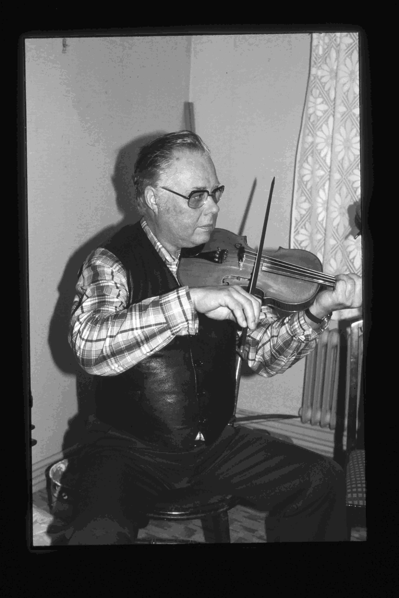 Hembygdsföreningens spelmän
Startade i mitten av 1970-talet. Repertoaren är allsidig och har en ton av spelmansmusik, gammaldans, spelmansmusik, visor och schlager. Vår signaturmelodi är ”På Kvarnbacken” en låt som Roland Cedermark har skrivit. Hembygdsföreningens spelmän är föreningens "husband" och spelar ofta i samband med våra sammankomster. En och annan resa till arrangörer utanför Nykvarn kan det också bli. 

Historia
Ambitionen med gruppen varierar beroende på vem som leder gruppen och vilka som är medlemmar. En genomgående idé är att locka folk ur stugorna med sina instrument och spela tillsammans. Man måste inte kunna noter. Det mesta av lärandet går till på gammalt traditionellt vis att man lyssnar och lär. Det viktiga är att man tycker att det roligt att spela.
Gruppen har blivit något av en mötesplats för musiker som trappat ner sitt musikaliska engagemang eller som vill spela ett nytt instrument och prova en ny repertoar och naturligtvis prata gamla musikminnen.

För att nämn några exempel på musiker som varit med:
Bosse Blom. Har verkat som musiklärare i många år. Han har också varit med i flera orkestrar och haft eget storband under 1960-talet, Bo Douglas Orkester. Han hade massor att berätta om tider som gått och om människor som levt. Bosse fann stor behållning av att vara med i gruppen och jag vet att han gillade den för honom delvis nya repertoaren. Han bidrog själv med en låt till gruppen, Klarinett Kalles polska. 
Harald Holm, också han en gammal Nykvarnsbo som spelat i många olika dansorkestrar, jazzgrupper och storband både i och utanför Nykvarn. Han bildade en stabil ryggrad i Hembygdsföreningens spelmän med sin kontrabas.

Tore Kvist Spelade trummor i olika orkestrar, bl a Vikingarna. Först på gamla dar började han spela låtar på fiol hämtade från sitt rika musikaliska arv från uppväxten i Sundsvik.
Hans bror Einar Kvist med sitt enradigt C-dur-spel var också med vid några tillfälle

Gruppen leddes först av Rune Jansson som då spelade dragspel. Han hade tidigare spelat blåsinstrument i musikkåren. Rune hade under en tid också en egen gitarrskola i Nykvarn.

Efter Rune tog Börje Olsson över ledarskapet och med sitt musikaliska kunnande ställde han motsvarande krav på oss musikanter. Under Börjes ledning spelade gruppen bl a vid julmarknaden i Taxinge slott. Börje själv spelade fiol och gruppen liknade då mer en hel orkester med klarinett, dragspel, cittra, gitarr och inte mindre än sex fioler. Tore Kvist, Gösta Lemon, Ava Tiitus och Rebecka Olofsson. Det är klart att det påverkade valet av låtar. Jag minns att vi kände på låtar som Liv-Anders polska, Gammal Dalavals m fl dessutom i flera stämmor säger Åke Andersson som också var med i gruppen då.

Efter Börje var Arne Andersson (Målar-Arne) tillsammans med Stig Andersson gruppens ledargestalter.
