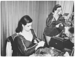 Yvonne Brosset och en annan elev i sminklogen på baletsskola