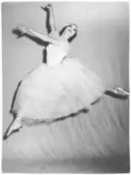 Marianne Orlando dansar under en föreställning.