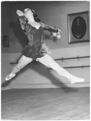 Birgitta Wist dansar under en övning.