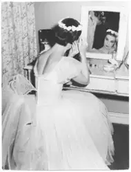 Premierdansösen Marianne Orlando i sin sminkloge.