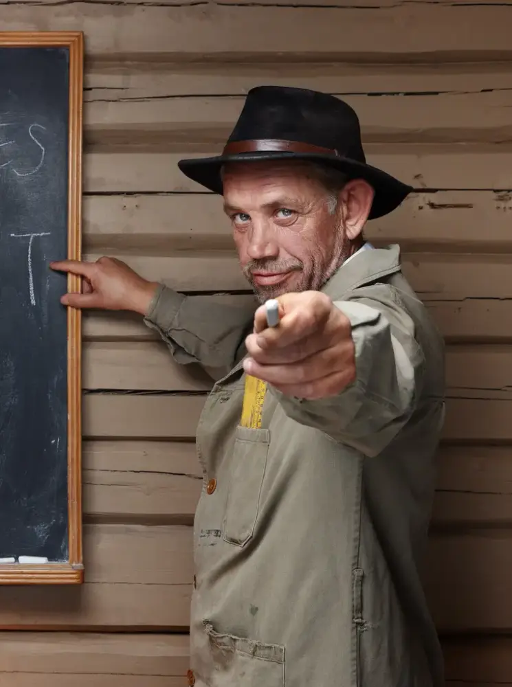 Lothepus med hatt og frakk som peikar mot kameraet.