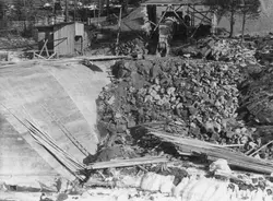 Fra bygginga av en ny kraftverksdammen ved Eidefoss i elva O