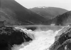 Kraftverksdammen ved Eidefoss i elva Otta i Vågå kommune i G