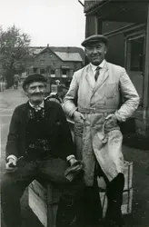 Rignor Richardsen (sittende) og Harald Ribe ute på Melbu