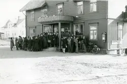 Stor folkemengde samlet utenfor Ribegården på Melbu. Edel Ri