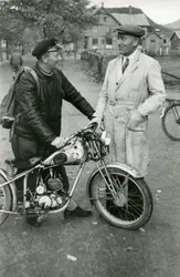 Harald Ribe snakker med en mann med motorsykkel på Melbu