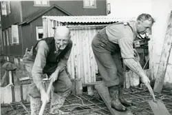 To karer deltar på dugnad på Melbu. Legging av sement?