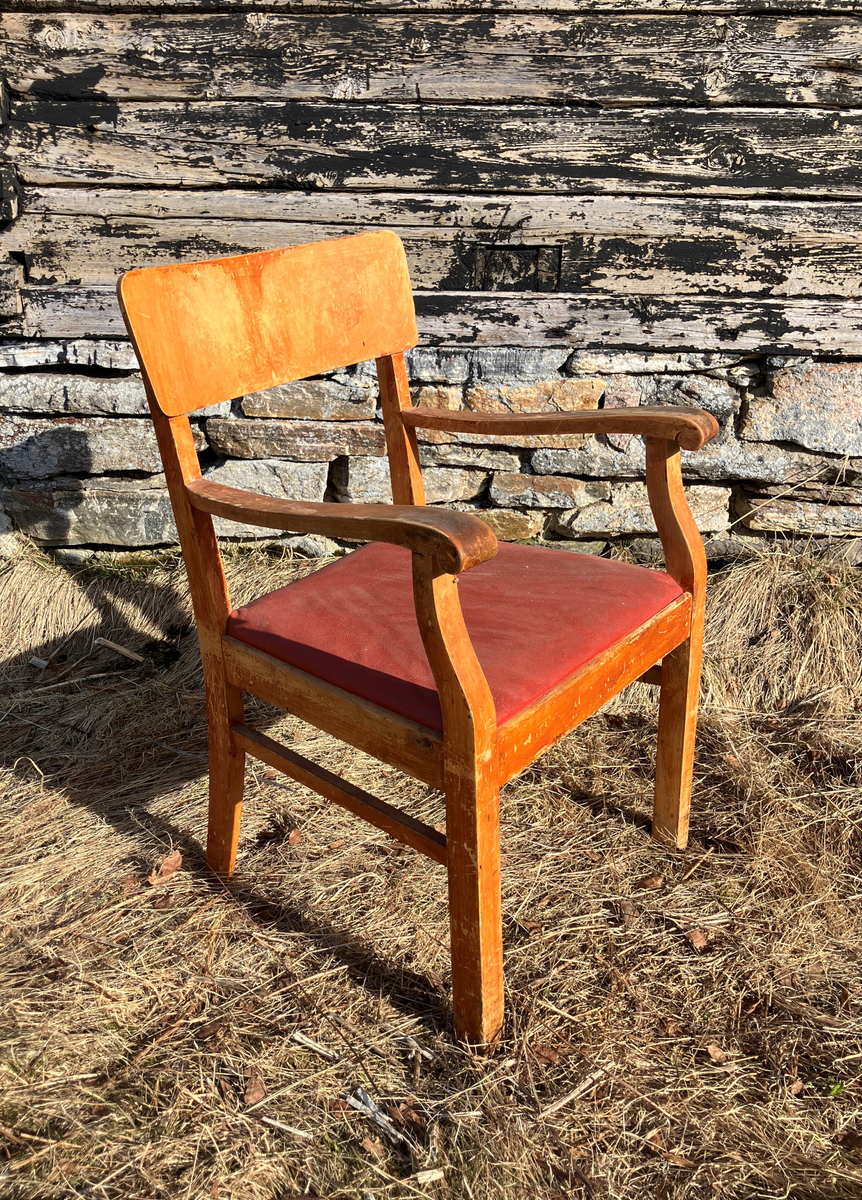 Lenvik/Senja: Finnsnes: Seljestad: Stol: "spisestustol", trestol, rødt sete av 
plastbelagt lerret, brunbeisa heltre,
 finert ryggplate, kvadratiske rette
stolbein med sprosse
tre, plast.