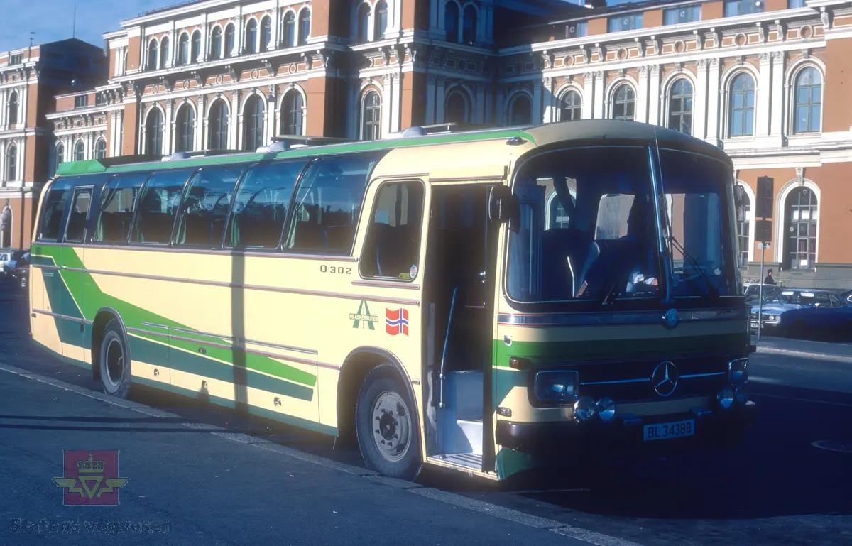 Askerruten buss BL34380. Bussen er en Mercedes-Benz O302 med Delta-karosseri. 
Bilde er tatt 1980.