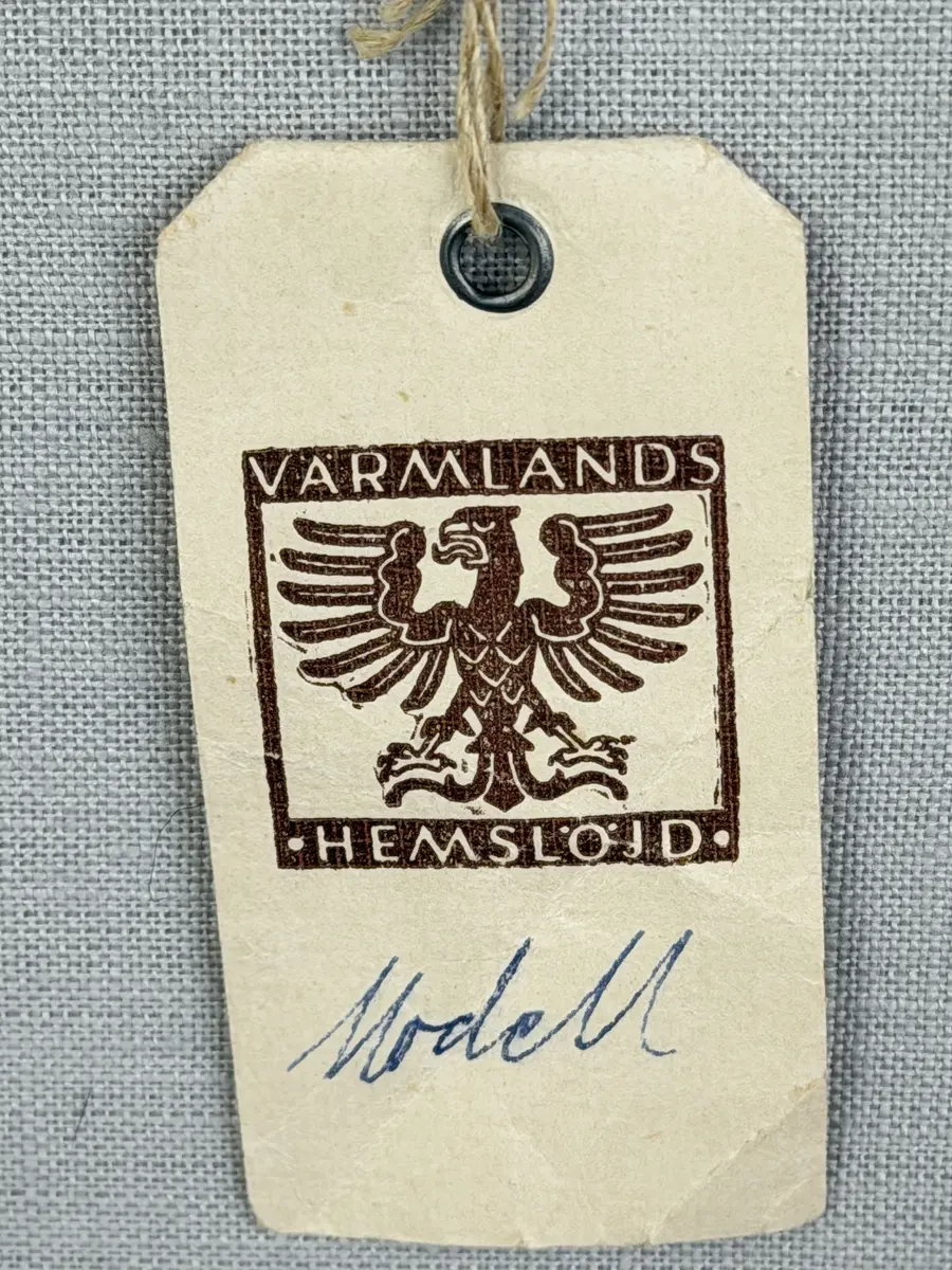 Duk gjord av linneväv med 8tr/cm i tuskaft och broderi utfört med merceriserat bomullsgarn i stoppstygn samt knyppeltråd i slingerstygn och myrgång sydd över fyra trådar. Duken har 9mm bred dubbelvikt fåll runt om och sneda hörn fastsydda med kaststygn.
