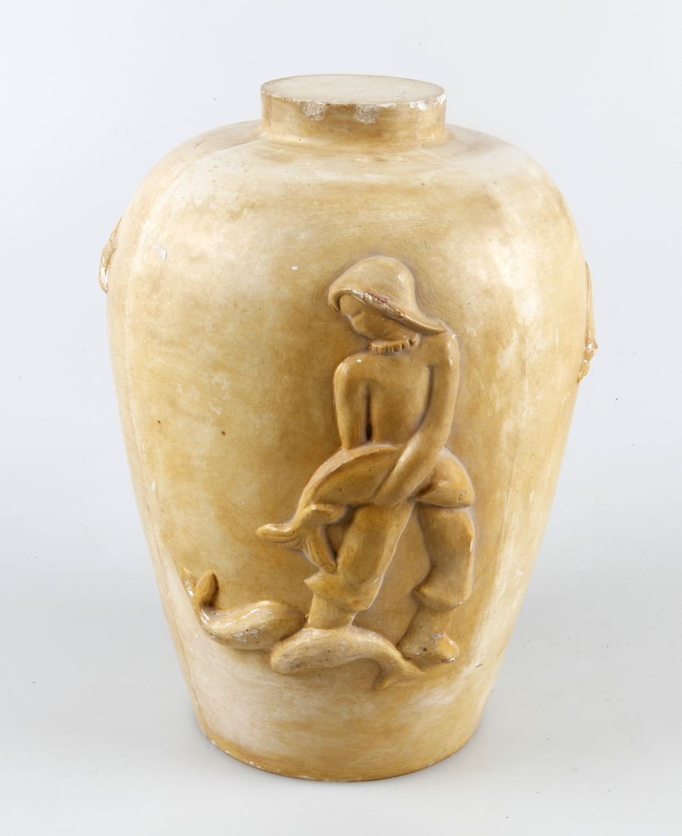 Modell till gipsform. Kärna av gips, behandlad med shellack. Till stor vas med reliefdekor. På motsatta sidor en fiskare med tre stora fiskar och en mor med två barn. Däremellan en liten segelbåt och en flygande fågel.