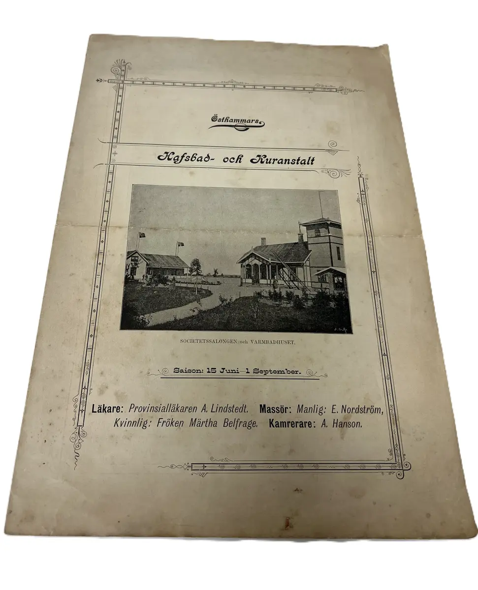 Blad som beskriver Östhammars ´"Háfsbad- och Kuranstalt" med bland annat information om kommunikationer, anställda, övernattningsmöjligheter och varm- och kallbadpriser. Bladet illustrerat med motiv på kuranstalten och dess omgivningar. På framsidan texten: Östhammar Havsbad- och Kuranstalt. Saison; 15 juni - 1 September. Läkare: Provinsiallälaren A. lindstedt, Massör: Manlig; E. Nordström Kvinnling: Fröken Märtha Belfrage Kamrerare: A. Hanson.