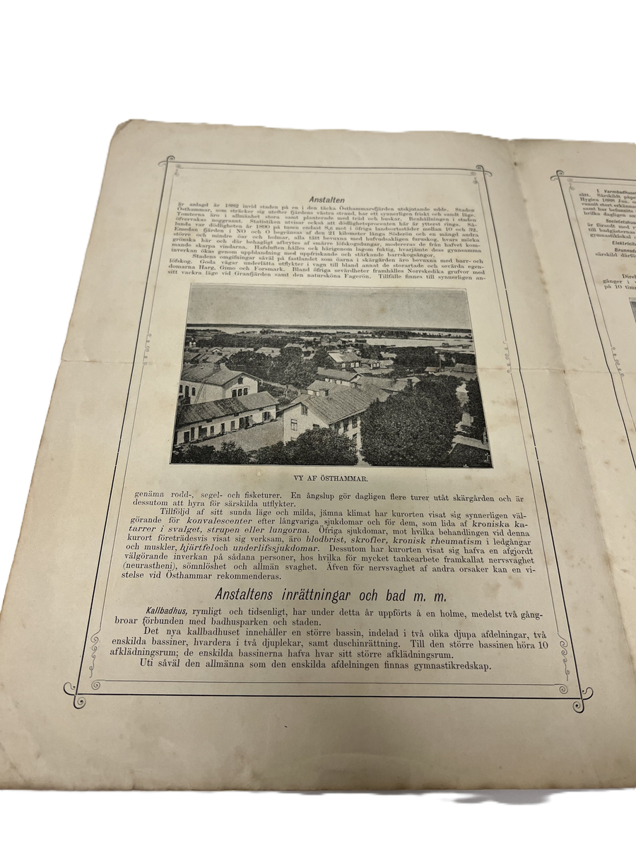 Blad som beskriver Östhammars ´"Háfsbad- och Kuranstalt" med bland annat information om kommunikationer, anställda, övernattningsmöjligheter och varm- och kallbadpriser. Bladet illustrerat med motiv på kuranstalten och dess omgivningar. På framsidan texten: Östhammar Havsbad- och Kuranstalt. Saison; 15 juni - 1 September. Läkare: Provinsiallälaren A. lindstedt, Massör: Manlig; E. Nordström Kvinnling: Fröken Märtha Belfrage Kamrerare: A. Hanson.