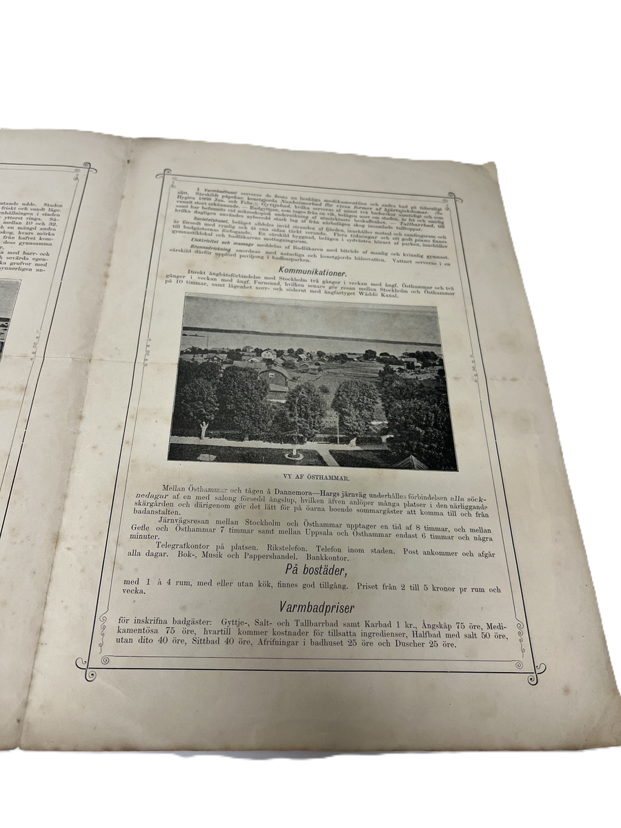 Blad som beskriver Östhammars ´"Háfsbad- och Kuranstalt" med bland annat information om kommunikationer, anställda, övernattningsmöjligheter och varm- och kallbadpriser. Bladet illustrerat med motiv på kuranstalten och dess omgivningar. På framsidan texten: Östhammar Havsbad- och Kuranstalt. Saison; 15 juni - 1 September. Läkare: Provinsiallälaren A. lindstedt, Massör: Manlig; E. Nordström Kvinnling: Fröken Märtha Belfrage Kamrerare: A. Hanson.