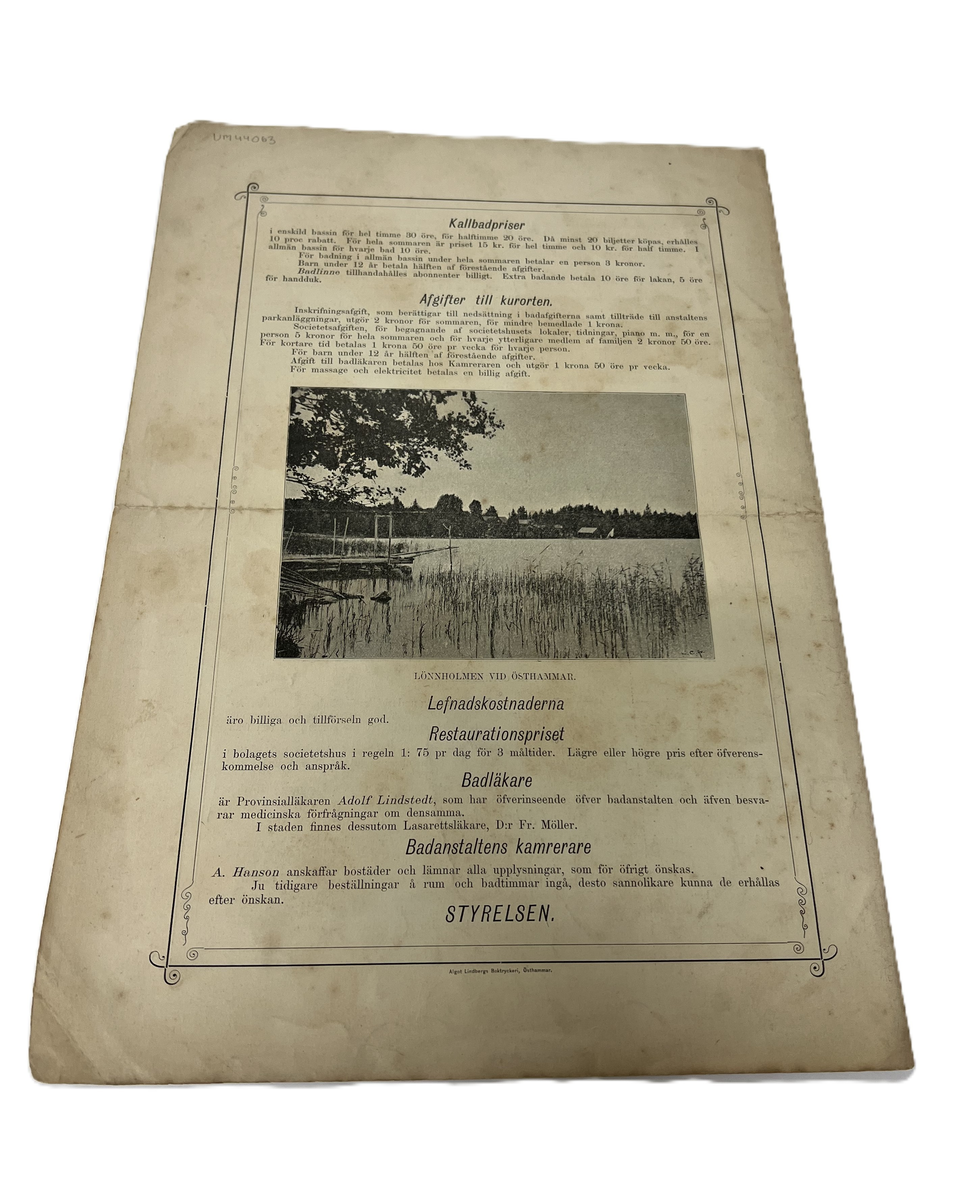 Blad som beskriver Östhammars ´"Háfsbad- och Kuranstalt" med bland annat information om kommunikationer, anställda, övernattningsmöjligheter och varm- och kallbadpriser. Bladet illustrerat med motiv på kuranstalten och dess omgivningar. På framsidan texten: Östhammar Havsbad- och Kuranstalt. Saison; 15 juni - 1 September. Läkare: Provinsiallälaren A. lindstedt, Massör: Manlig; E. Nordström Kvinnling: Fröken Märtha Belfrage Kamrerare: A. Hanson.