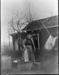 Olea Seierstad, f. 1873, står ute på gårdsplassen i Lillo i 