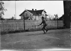 Tennisspill ved det gamle apoteket på Lillo i Østre Toten.  