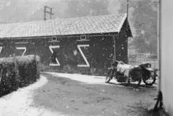 Ringebu. Stort uthus i Vålebru. Motorsykkel med sidevogn.