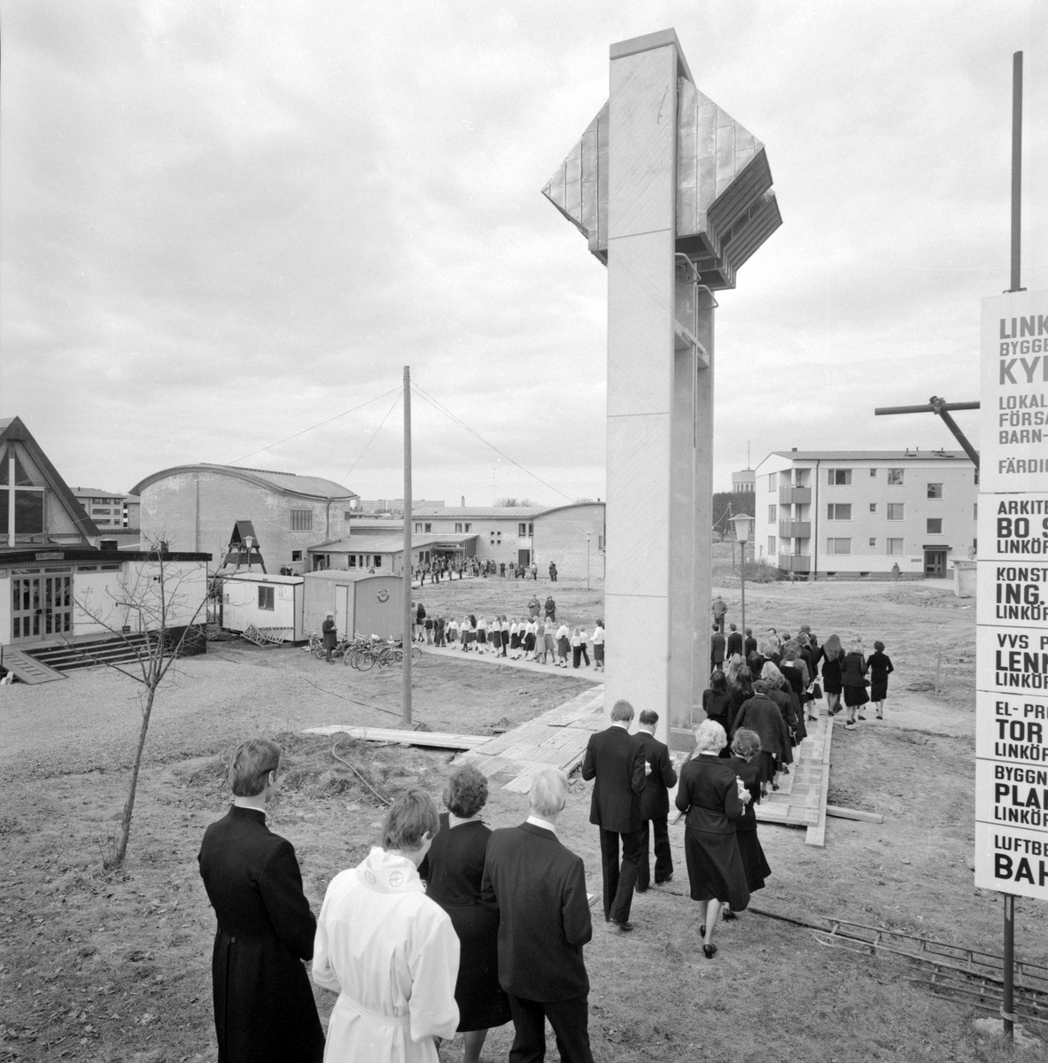Intresset var stort när Berga kyrka i Linköping äntligen kunde invigas. Dagen var den 9 april 1978 och cermonin vägleddes av biskop Ragnar Askmark. I vänster bildkant skymtar upplysningsvis det kapell som tills nu fungerat som kyrkorum i Berga. Byggnaden flyttades i ett senare skede till Vidingsjö.
