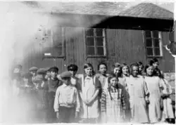 Elever ved Sula skole utenfor den gamle skolebygningen