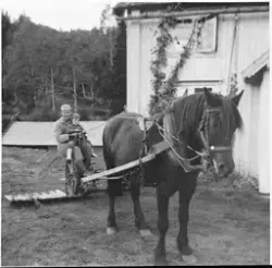 Elias Johnsli med datteren Eva Johanne på fanget, Stadsbygd