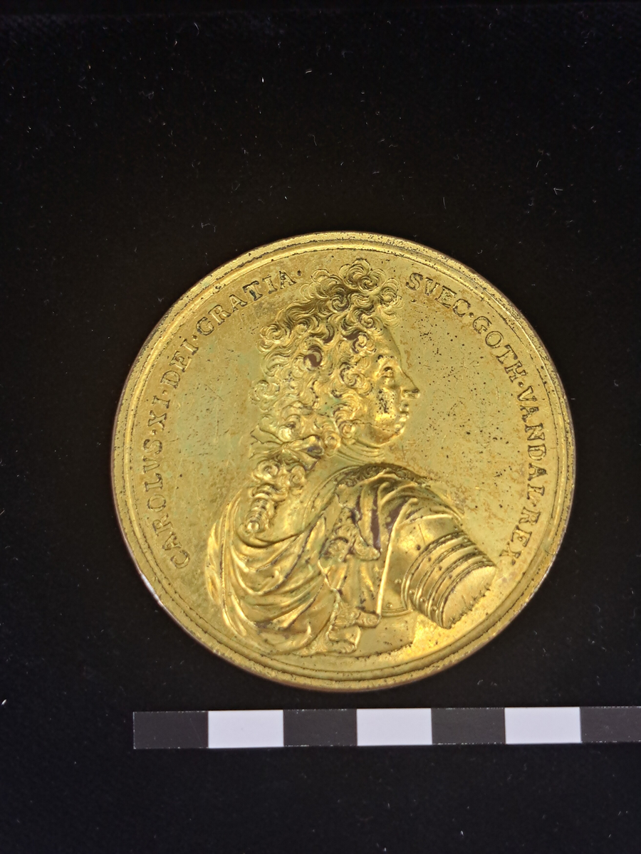 Medalj, silfver? förgylld (af Arvid Karlsteen högt ansedd medaljör, född i Karlskoga, Värmland 1647, död 1718. Flitigt använd under Karl XI:s och Karl XII:s tid.) 21:a storl., Karl XI och Ulrika Eleonora.