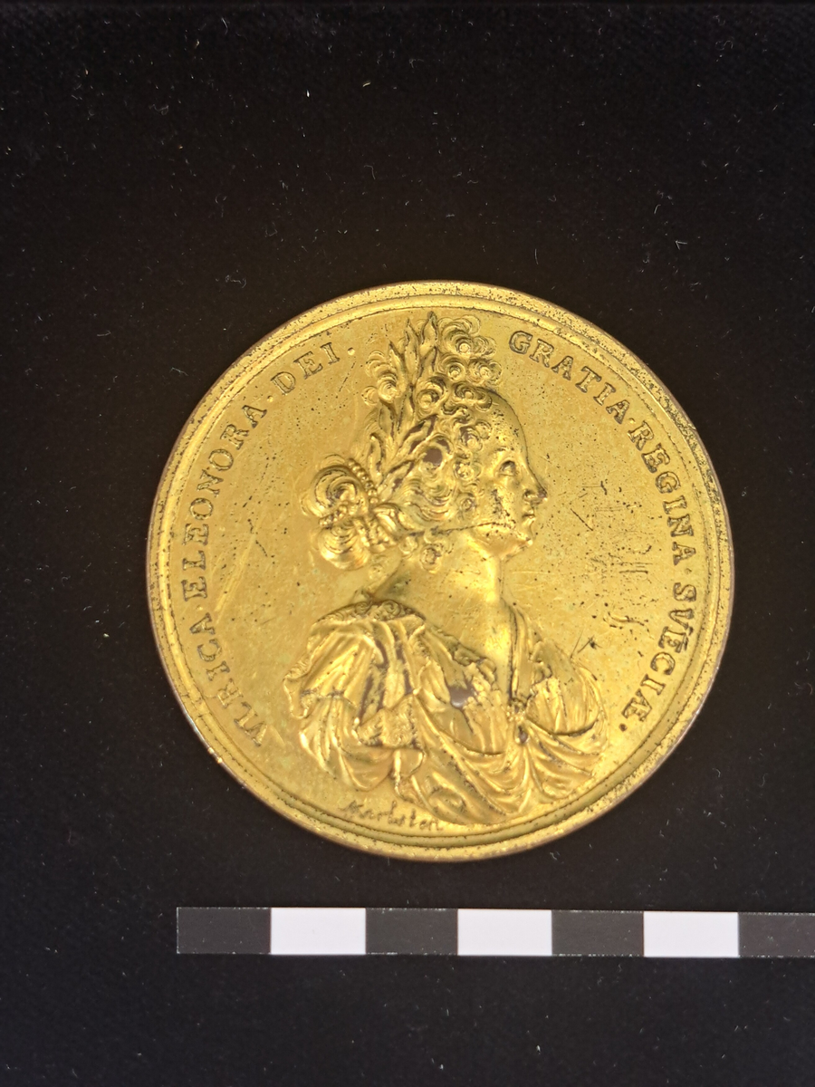 Medalj, silfver? förgylld (af Arvid Karlsteen högt ansedd medaljör, född i Karlskoga, Värmland 1647, död 1718. Flitigt använd under Karl XI:s och Karl XII:s tid.) 21:a storl., Karl XI och Ulrika Eleonora.