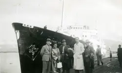 Halvor Ribe i lys frakk sammen med andre på Melbu kai. Hurti