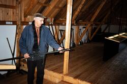 En mann formidler ved Våler Torvdriftsmuseum. Fotografert i 