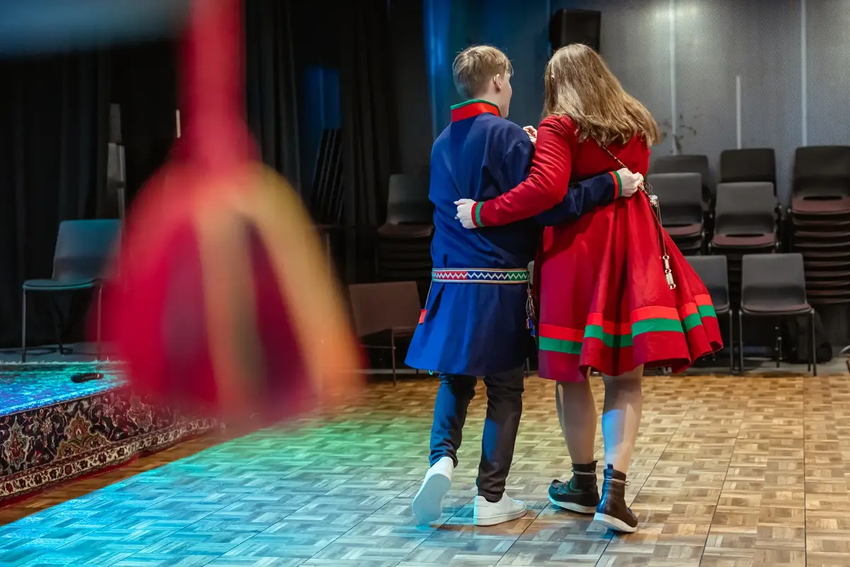 Ett par i färgstark kolt dansar folkdans. Bilden illustrerar projektet Trampa upp gamla stigar .