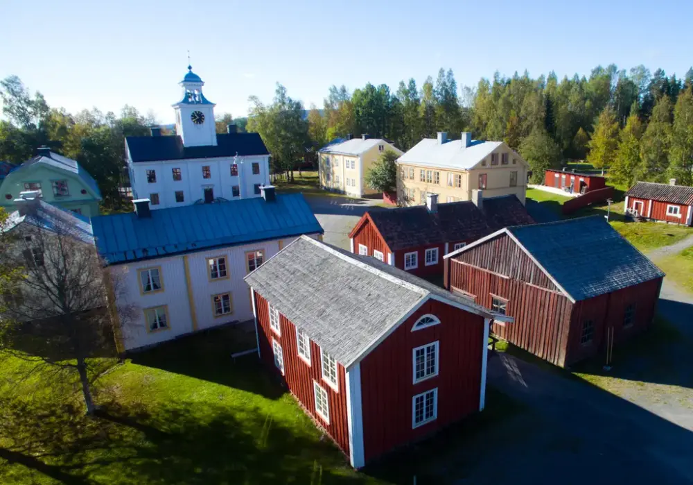 Flygbild över de gamla byggnaderna runt torget på Murberget friluftsmuseum.