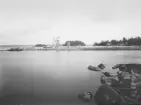 Byggherre: Byggnadsaktiebolaget Contractor, Stockholm. Den 200 m långa och 13,5 m breda pirbyggnaden i Vallvik för Marmaverken var imponerande också med avseende på det stora vattendjupet (10 m). Arbetsbyggnadsplats (piren).